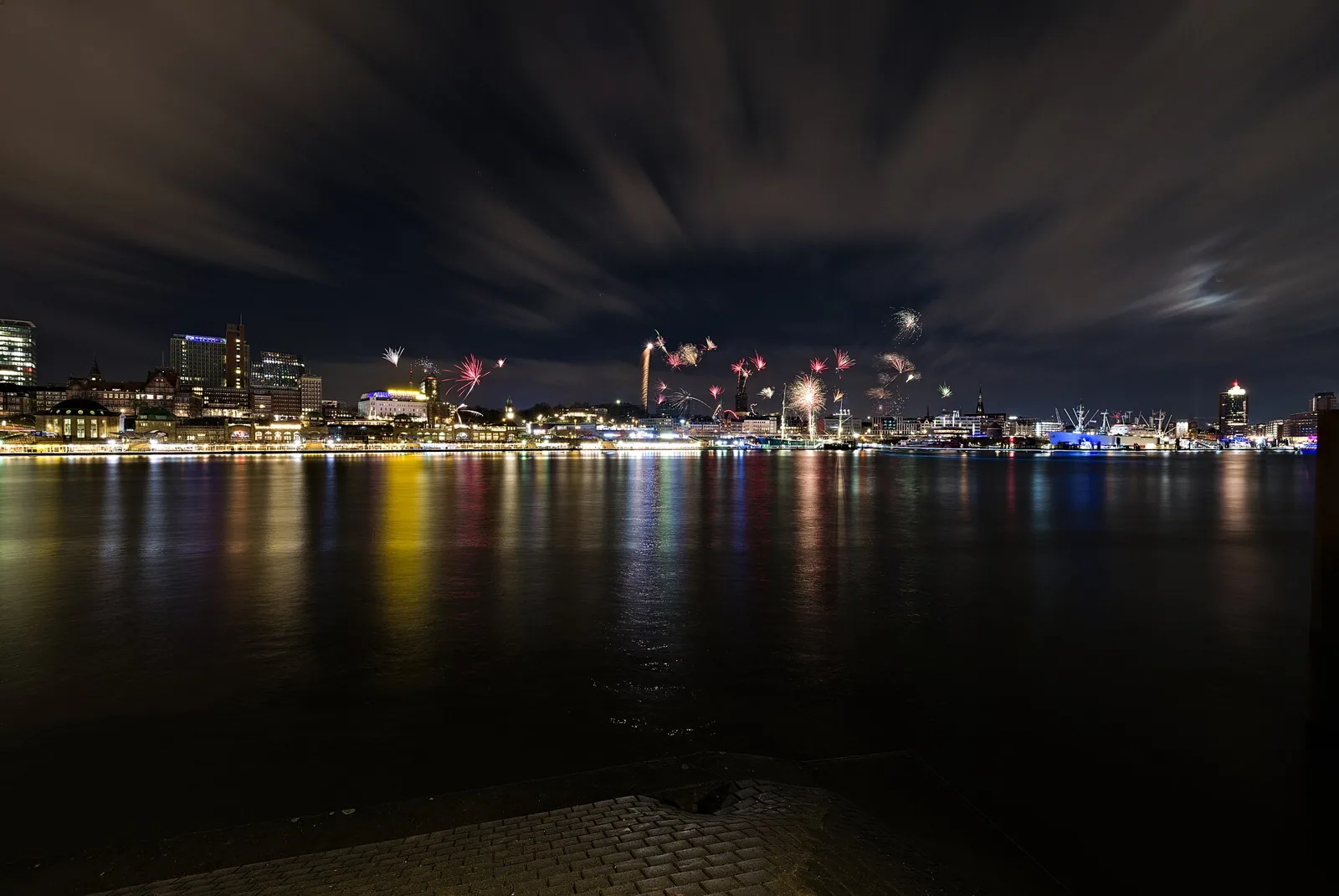 Silvester Feuerwerk Hamburg – Bild zum Beitrag Aufräumarbeiten nach Silvester - We Love Hamburg
