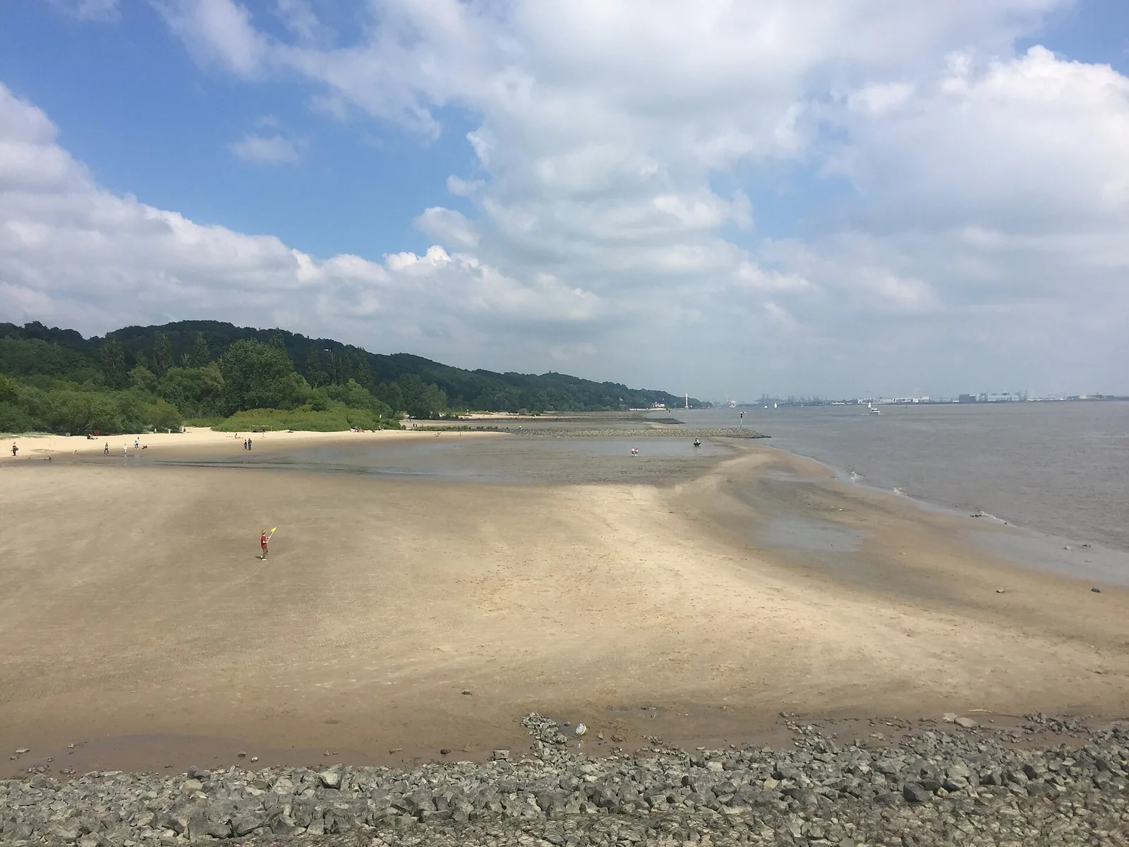 Elbstrand Blankenese – Bild zum Beitrag Bus-Bar am Strand von Blankenese - We Love Hamburg