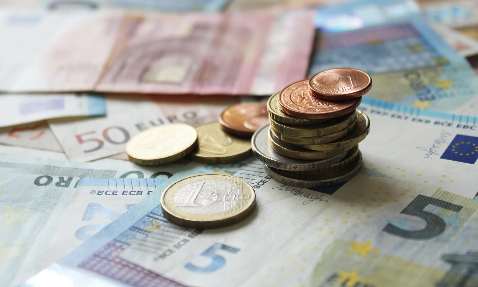 Euro Banknoten Stapel – Bild zum Beitrag Corona-Schutzschild über 50Mrd. EUR für Deutschland