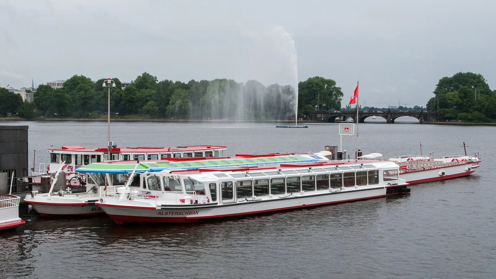 Alster Boot Hamburg – Bild zum Beitrag Die Alster mit dem Tretboot erkunden