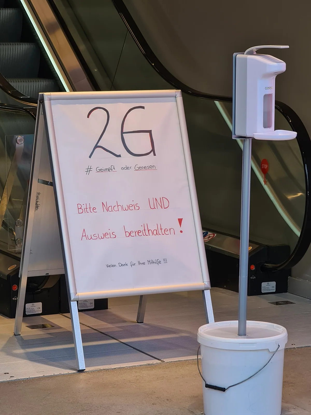 Desinfektionsmittel Hand – Bild zum Beitrag Die richtige Hygiene in Zeiten des Coronavirus