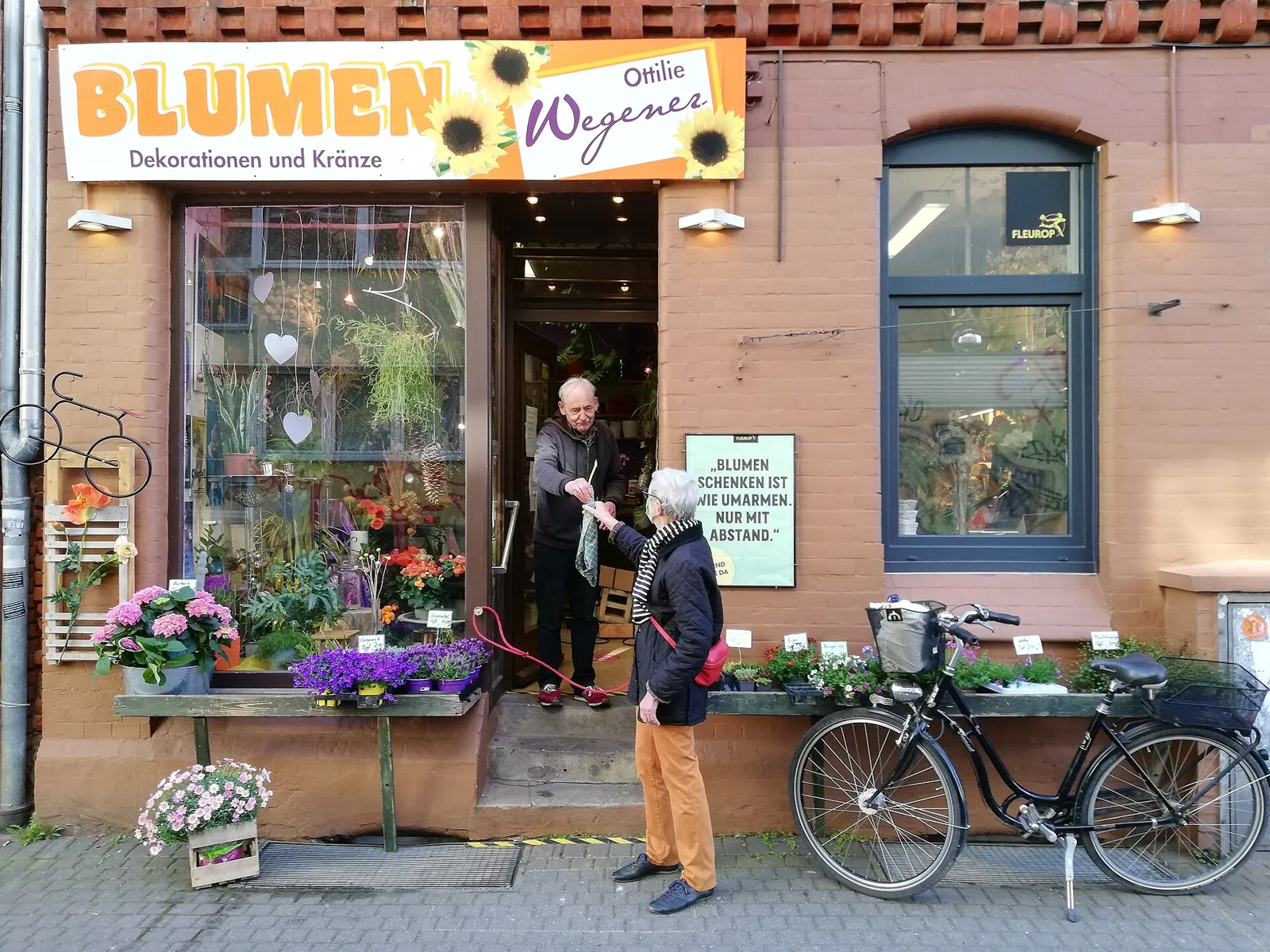 Corona Abstand Schild – Bild zum Beitrag Feiern in Zeiten von Corona - We Love Hamburg