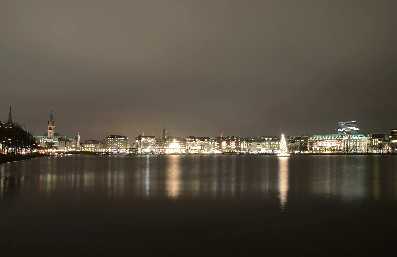 Hamburg Jungfernstieg Abend – Bild zum Beitrag Hamburger Single Nächte - Hauptstadt der Singles