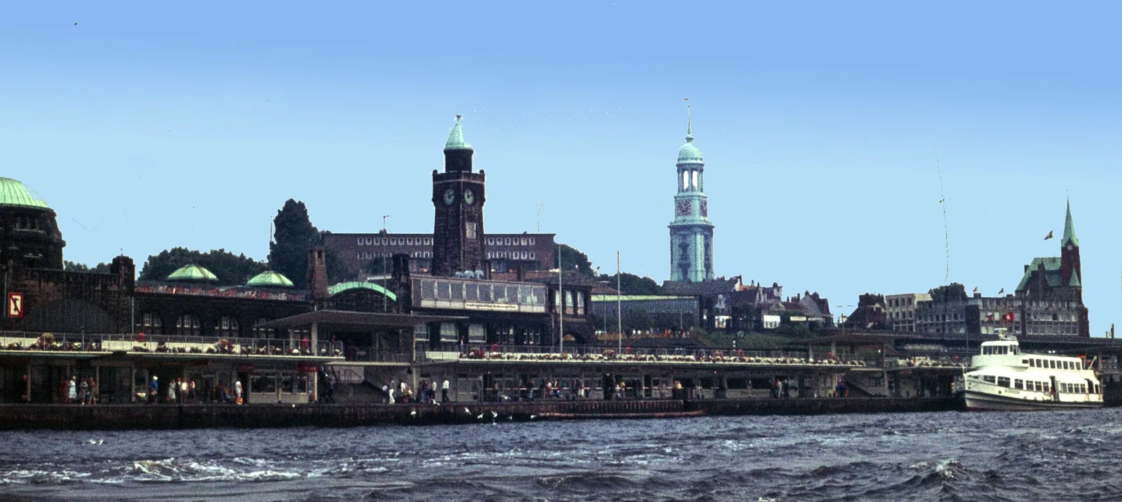 Hamburg Landungsbrücken – Bild zum Beitrag Mehr Besuch von Touristen!