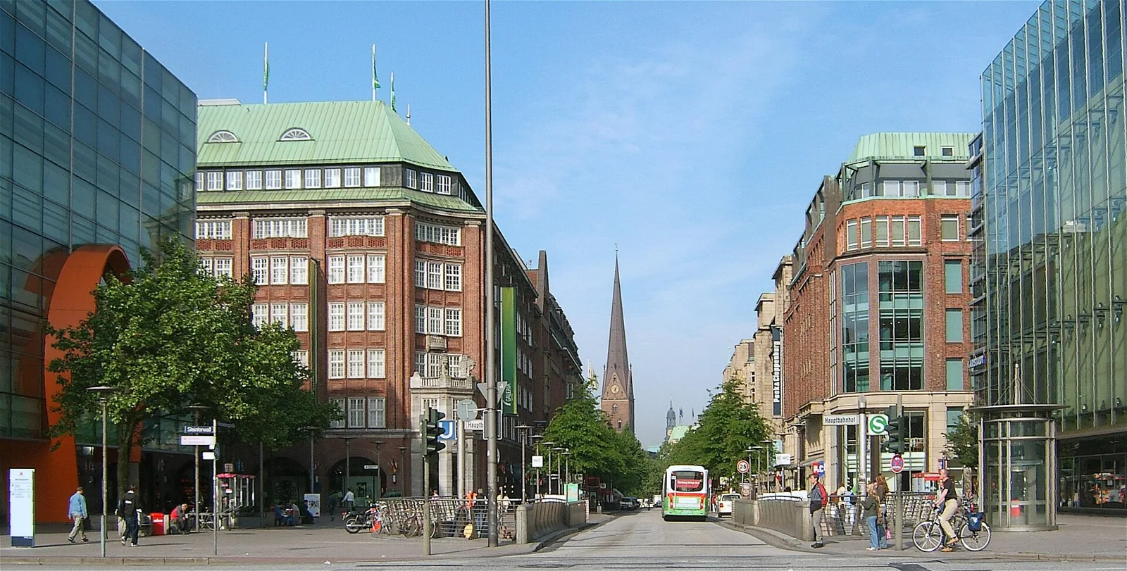 Hamburg Mönckebergstraße – Bild zum Beitrag Mia alleine in Hamburg - We Love Hamburg