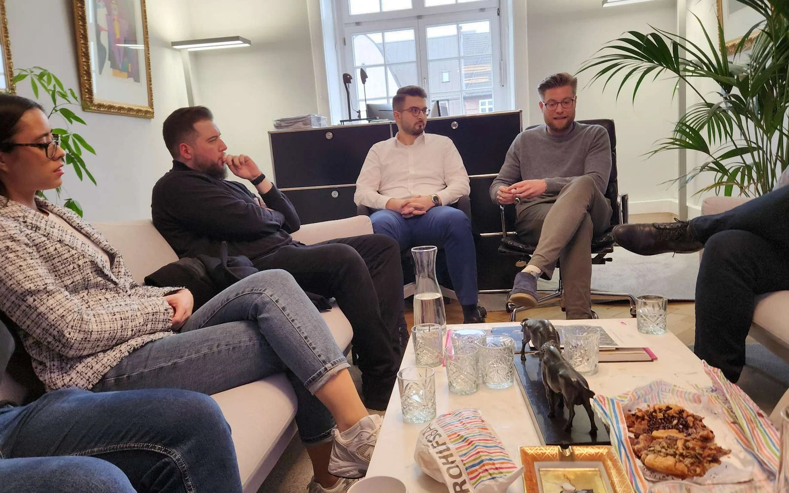 Team der KI-Agentur Next Strategy AI bei einer Besprechung in Hamburg – Bild zum Beitrag Next Strategy AI | KI-Agentur Hamburg für Automatisierung &amp; DSG