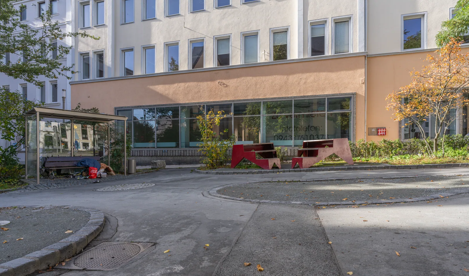 Obdachloser Bank – Bild zum Beitrag Obdachlos in Hamburg – Dominiks lange Reise