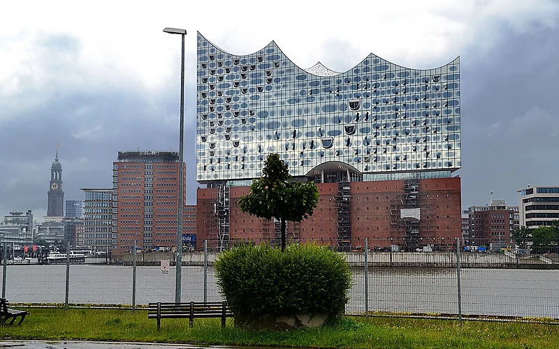 Die Elbphilharmonie bei Regen