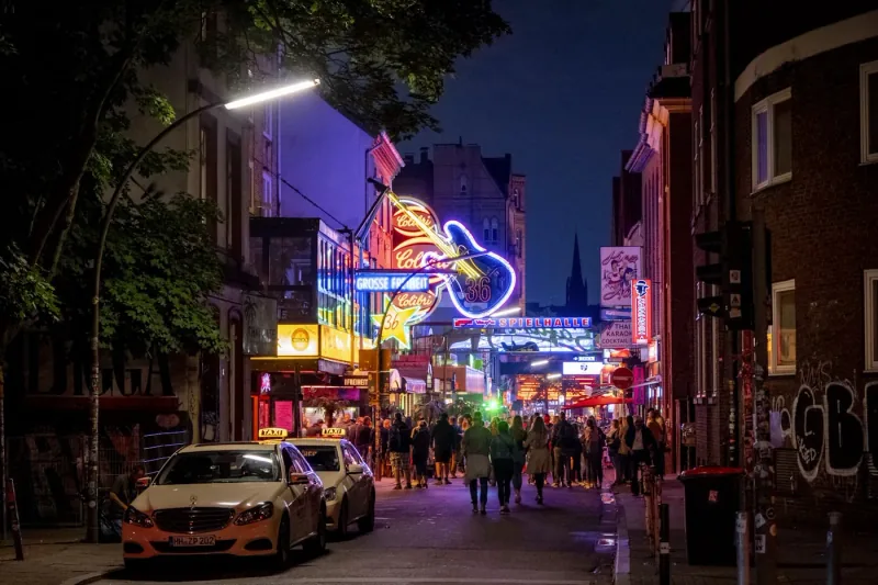 Reeperbahn bei Nacht in St. Pauli, Hamburg