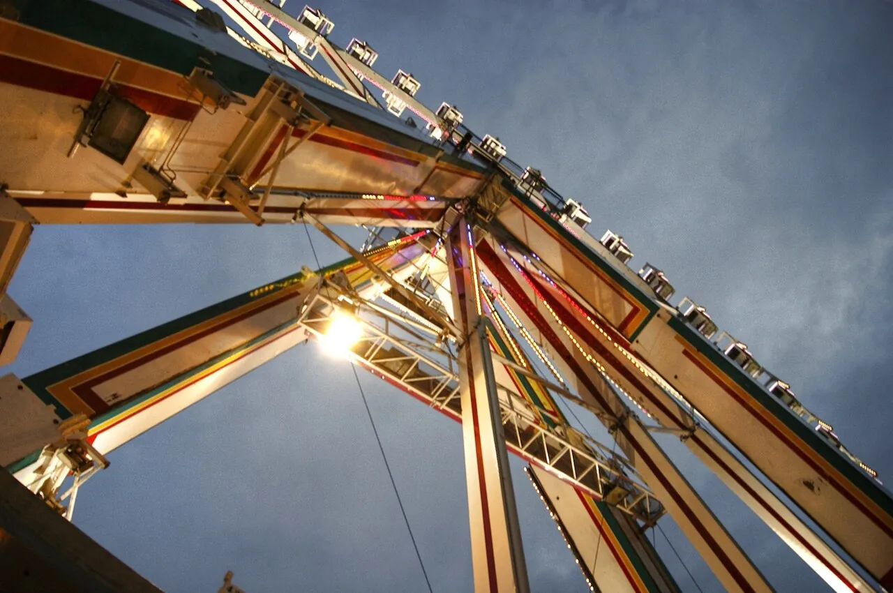 Hamburger DOM auf dem Heiligengeistfeld bei Nacht