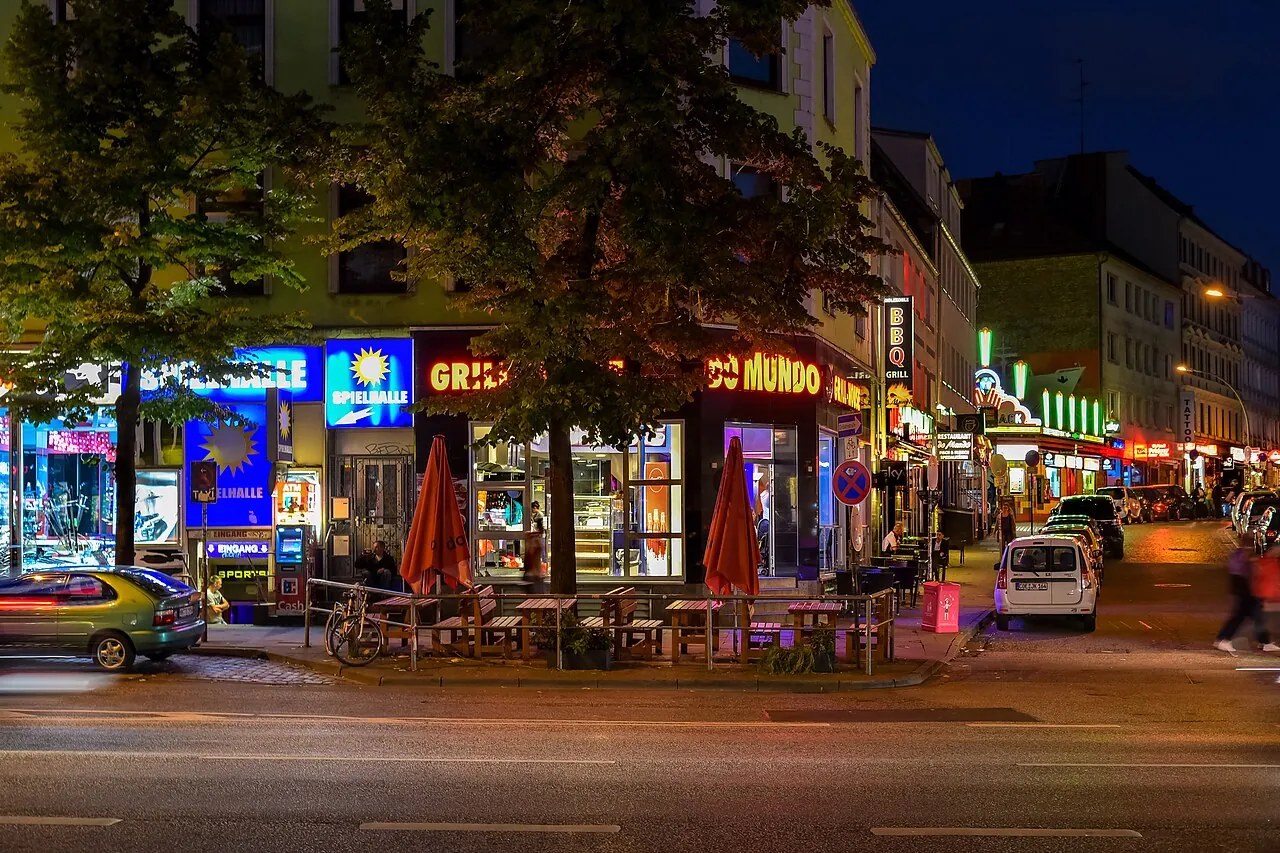 Beleuchtete Seitenstrasse auf St. Pauli bei Nacht
