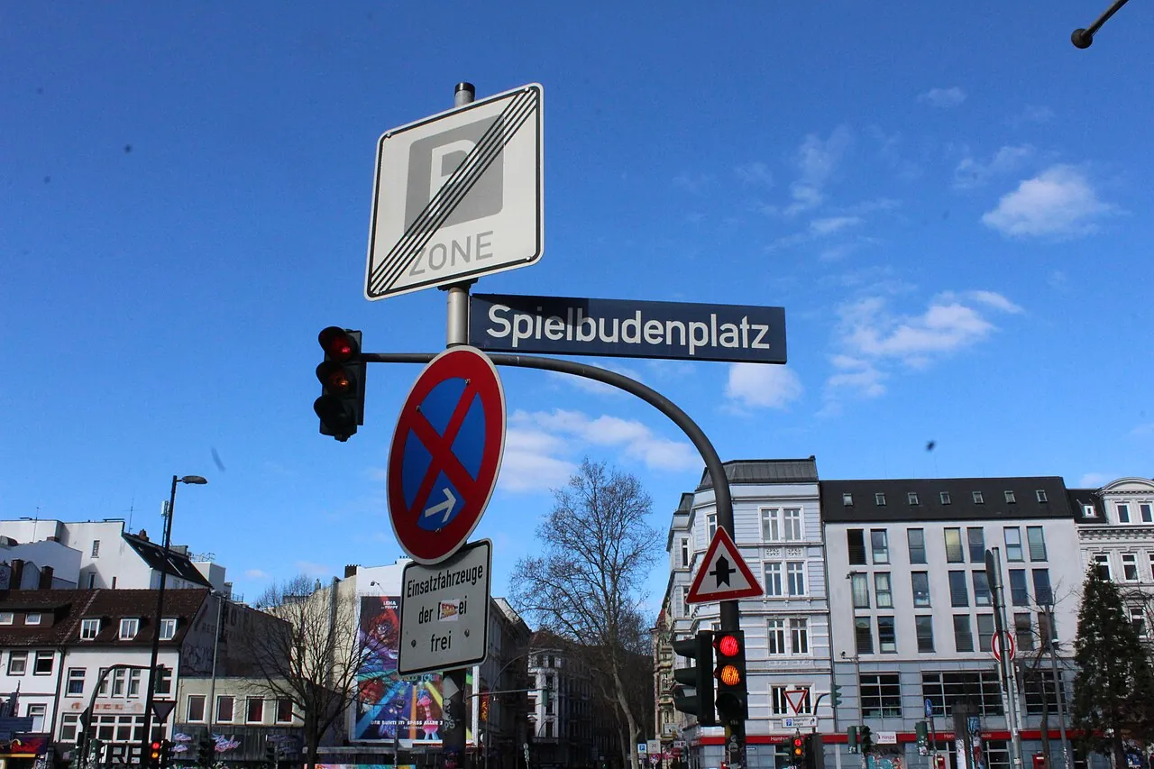 Spielbudenplatz auf St. Pauli bei Nacht