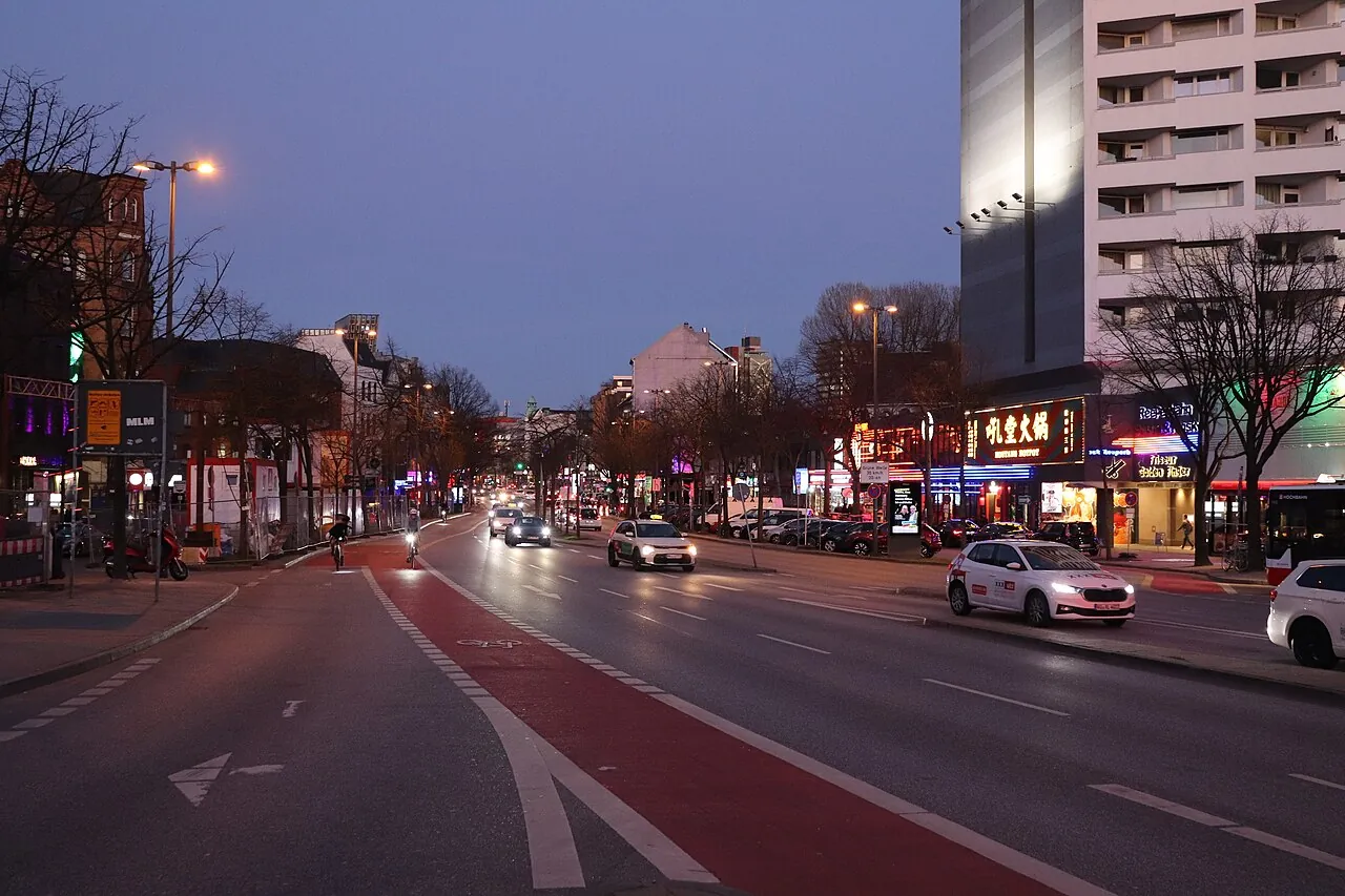 Reeperbahn bei Nacht mit Leuchtreklame, Hamburg St. Pauli