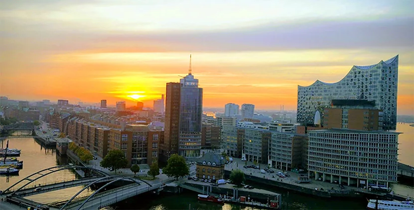 Elbphilharmonie aus der Luft mit Blick über den Hamburger Hafen