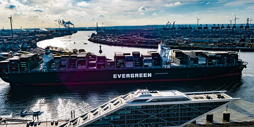 Frachtschiff auf der Elbe als Drohnenaufnahme von oben