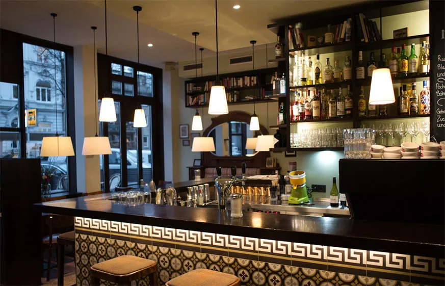 Bar mit Spirituosen-Regal und Ambiente-Beleuchtung