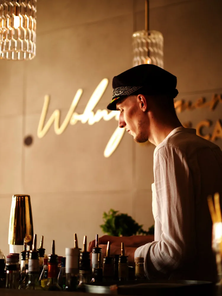 Barkeeper im Hochformat beim Mixen eines Drinks