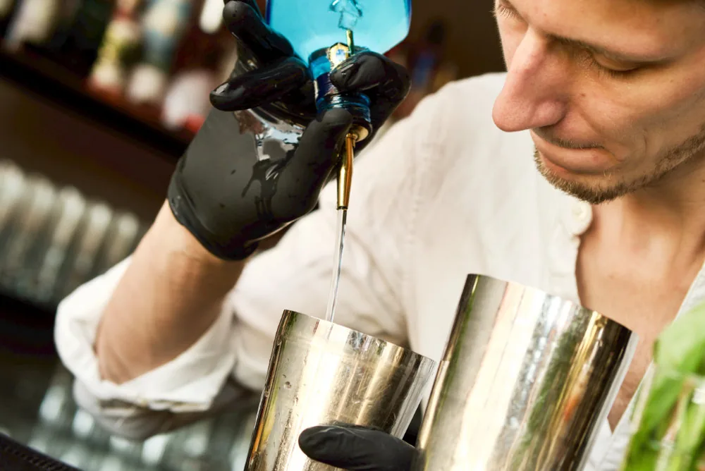 Barkeeper bei der Zubereitung eines Cocktails