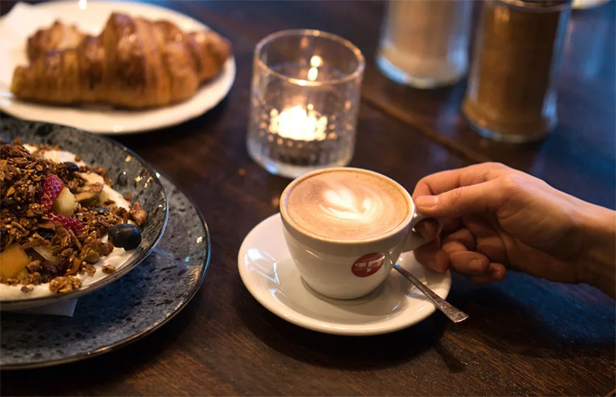 Kaffeespezialität mit Latte-Art von oben