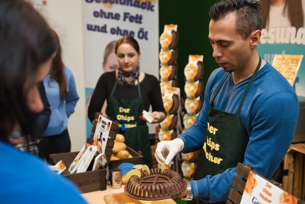 Messefotografie: Besucher an einem Ausstellungsstand