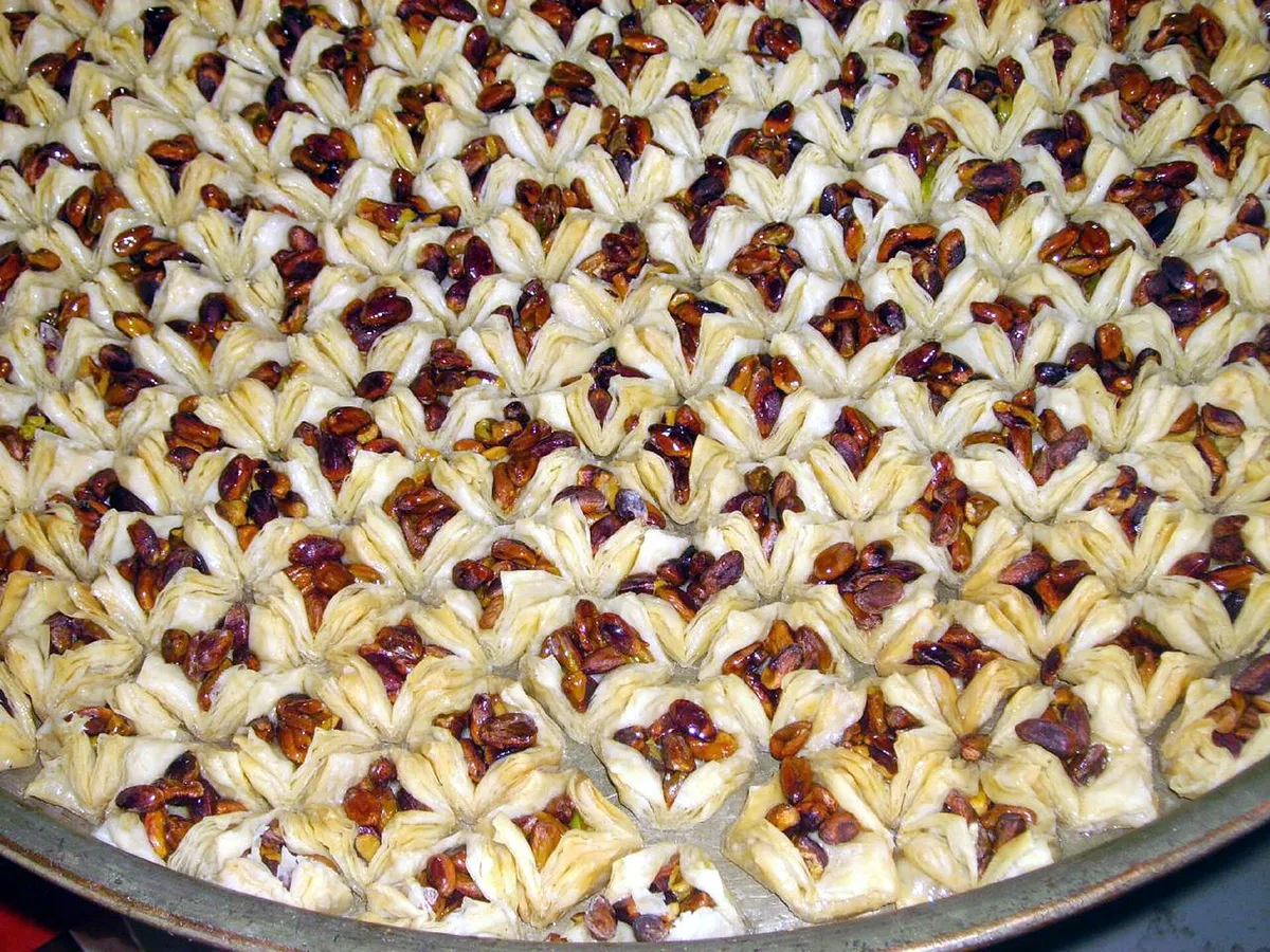 Blech mit rautenförmig geschnittenem Baklava, belegt mit Nüssen