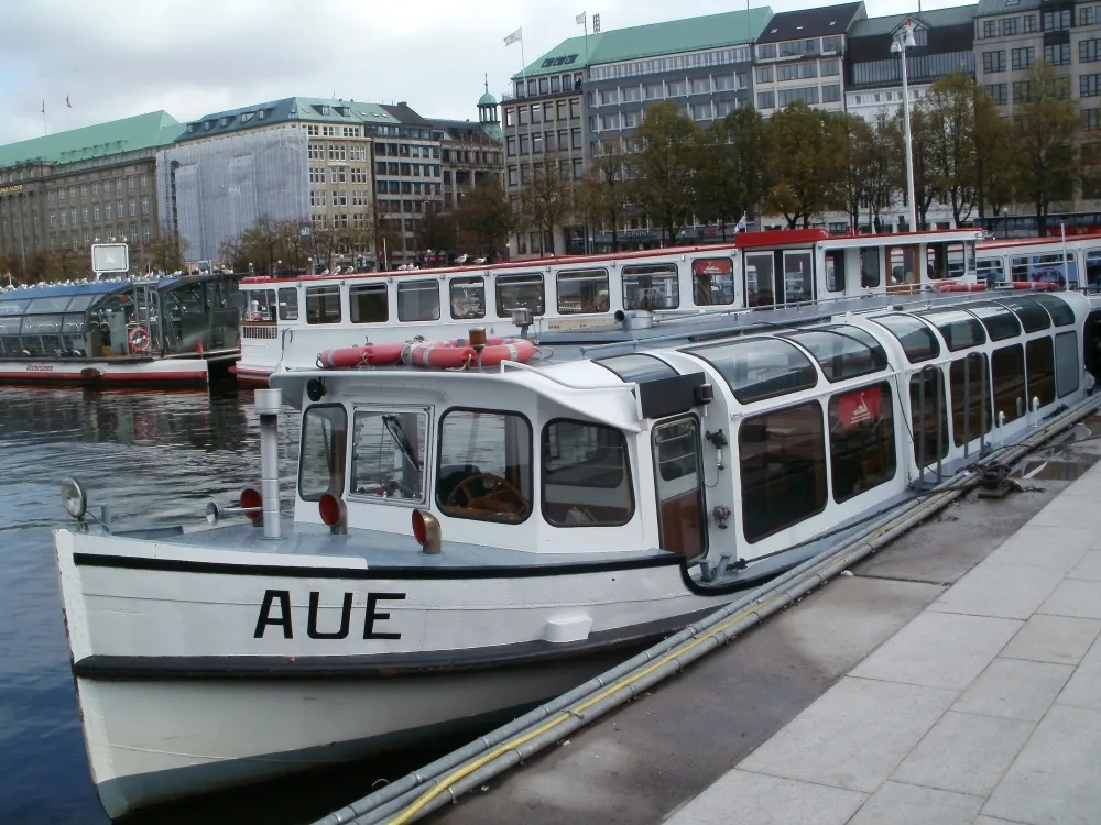 Alsterdampfer Aue am Anleger Jungfernstieg mit weiteren Schiffen dahinter