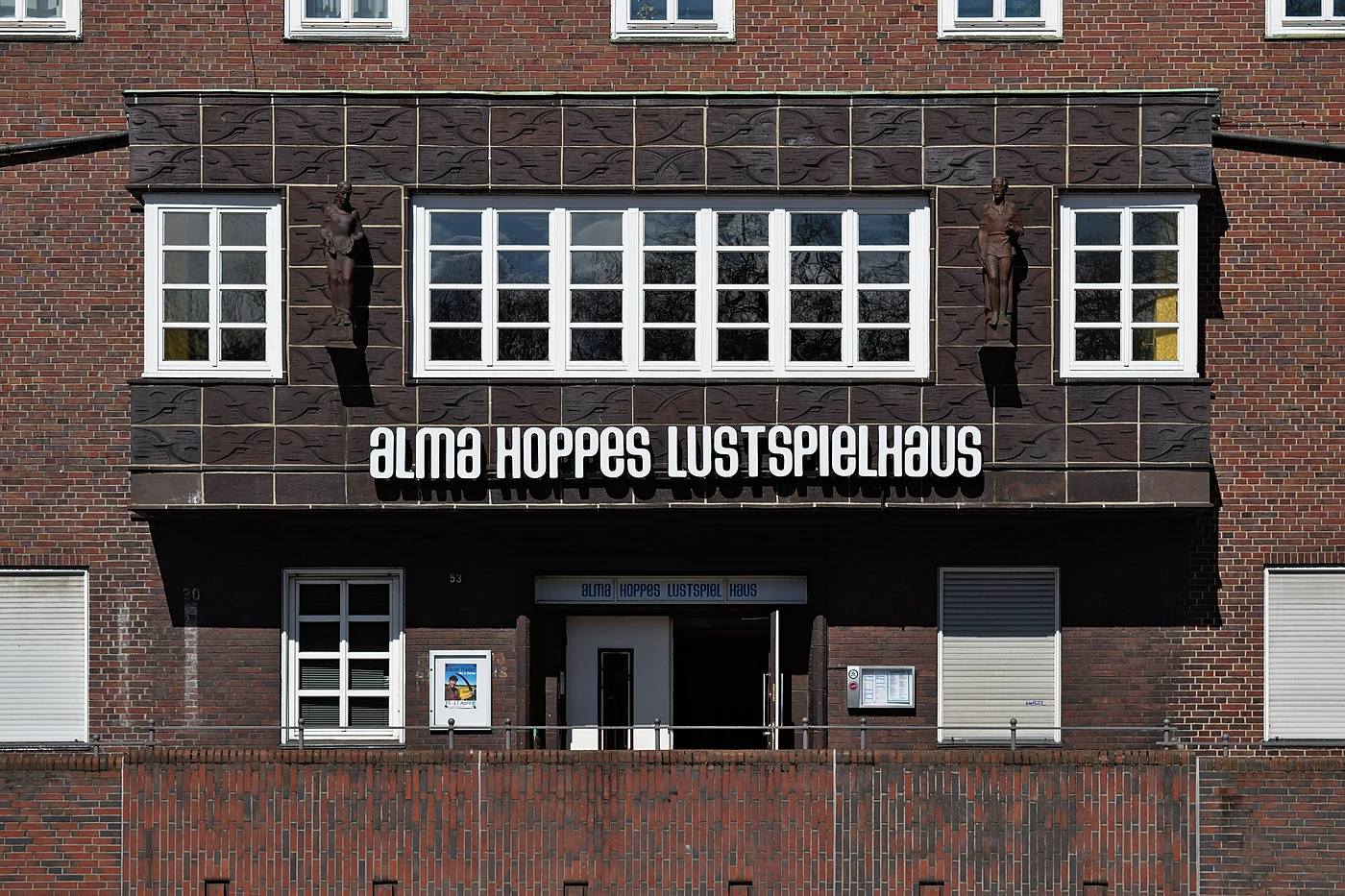 Backsteinfassade mit dem Schriftzug Alma Hoppes Lustspielhaus über dem Eingang