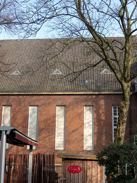 Backsteingiebel des früheren Gemeindehauses mit Ziegeldach und hohen Fenstern