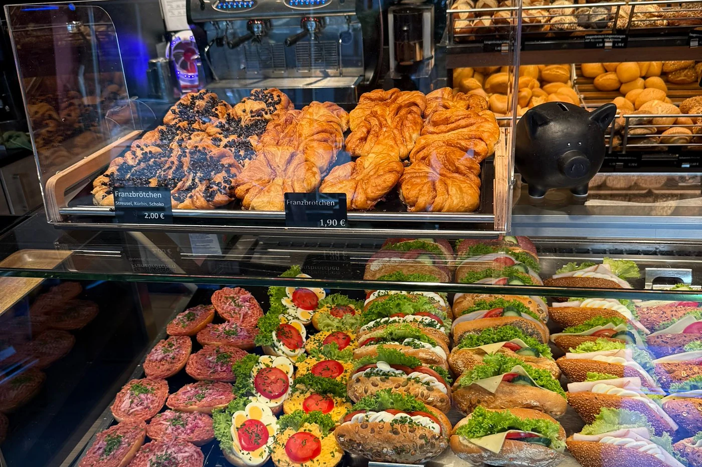 Auslage mit Croissants, Franzbrötchen und Kuchenstücken