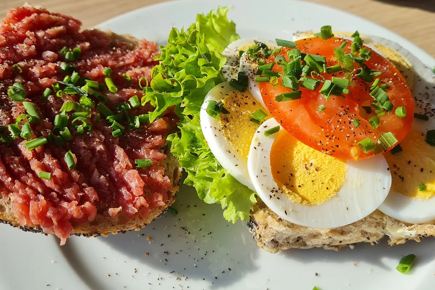 Belegtes Brot mit Lachs, Ei und Salat auf einem Teller