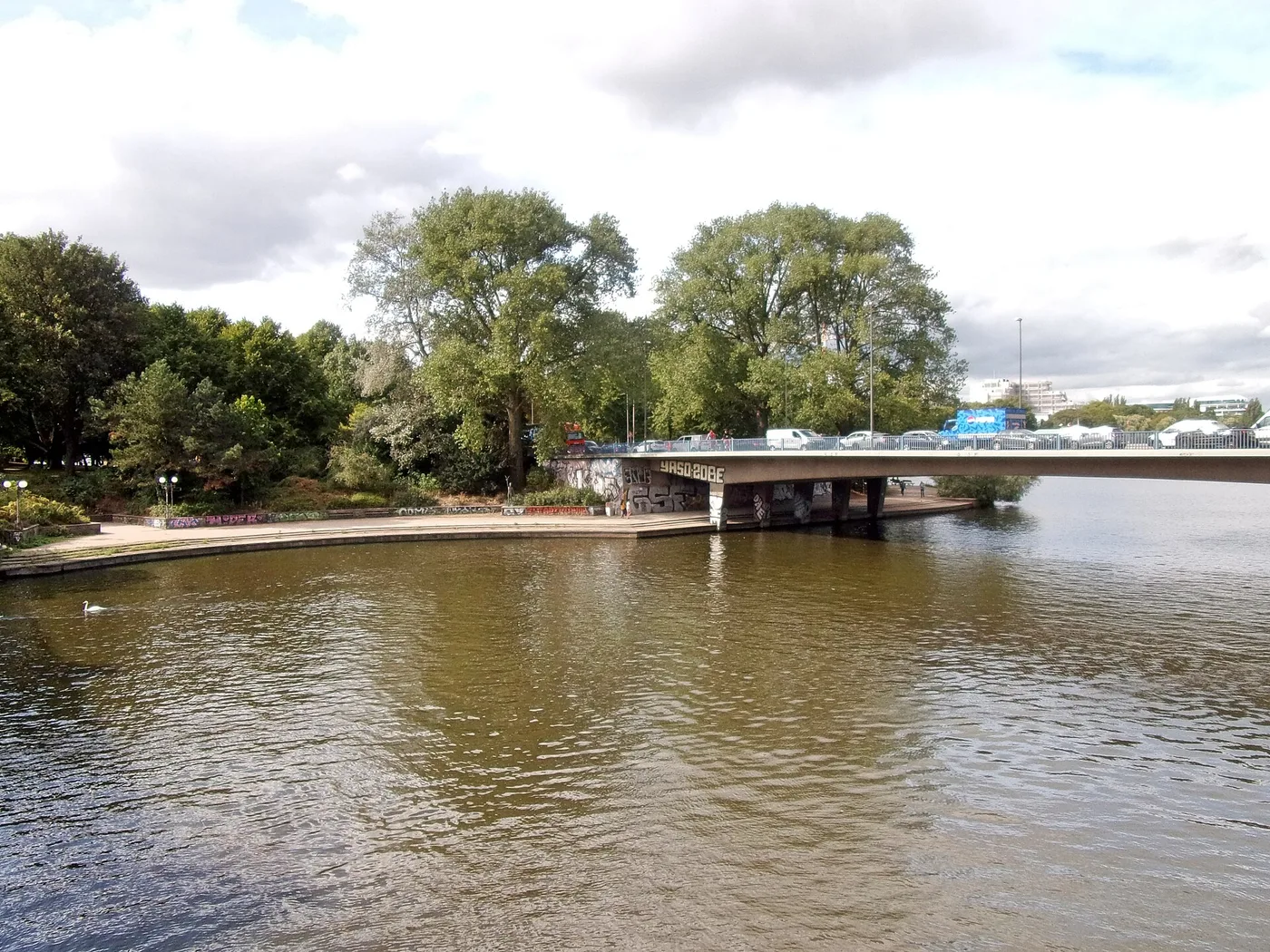 Uferweg im Alsterpark zwischen Kennedybrücke und Lombardsbrücke an der Außenalster
