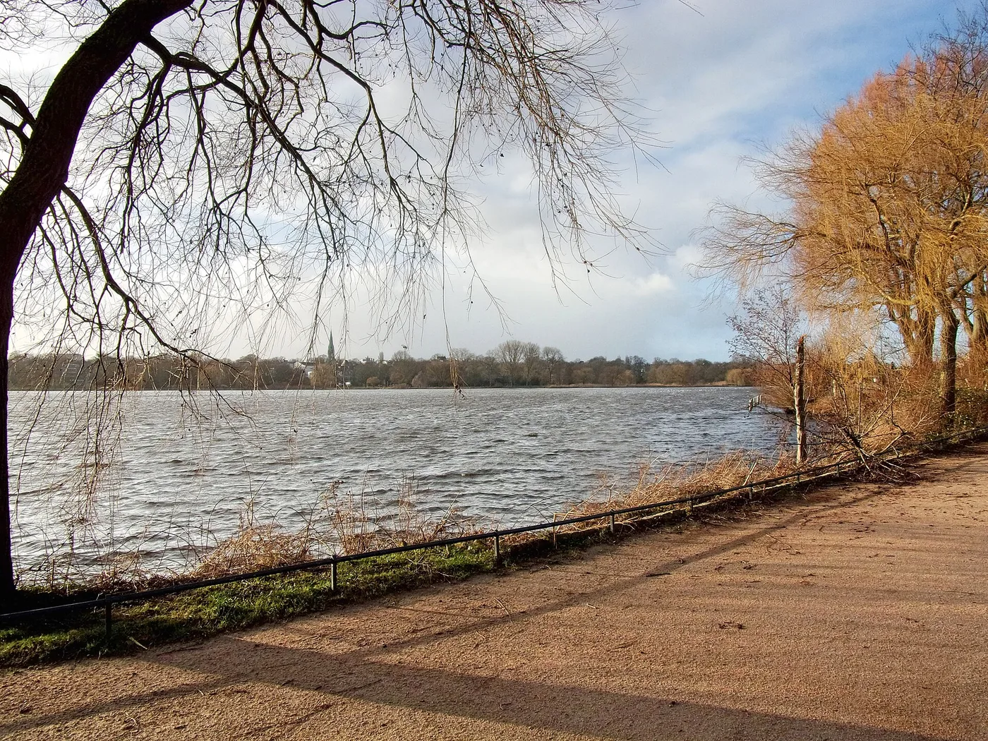 Uferabschnitt Schöne Aussicht in Uhlenhorst an der Außenalster