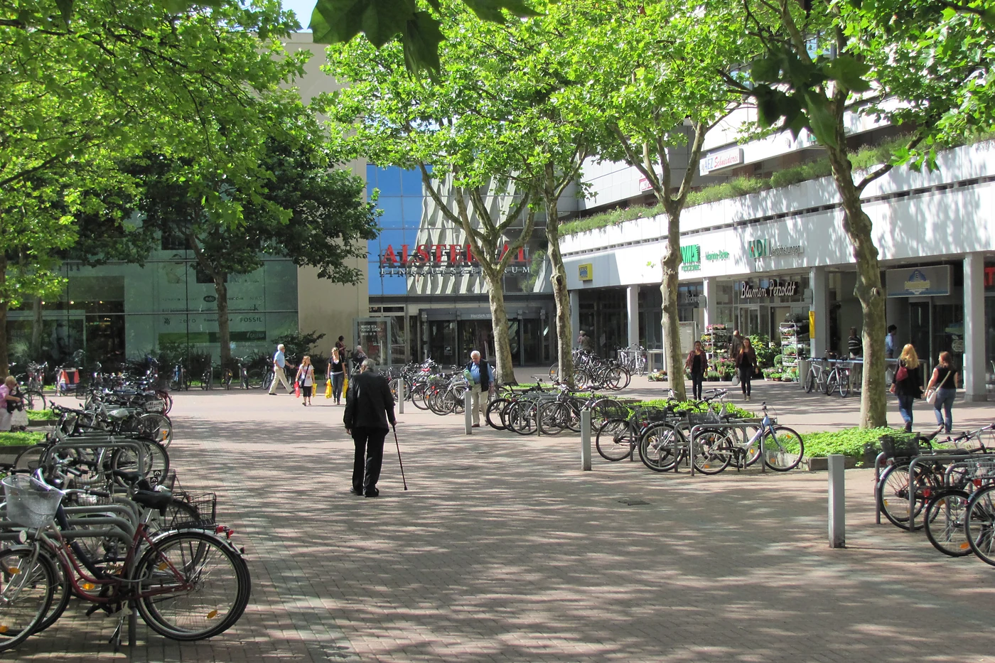 Der Vorplatz des Centers mit Fahrradständern und Bäumen Richtung S-Bahn