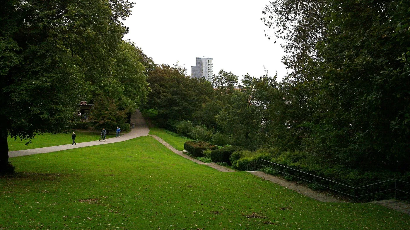 Wiese und Wege auf dem Altonaer Balkon bei Tag mit Blick Richtung Elbe