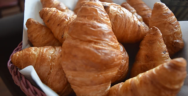 Frisch gebackene Croissants in einem Brotkorb