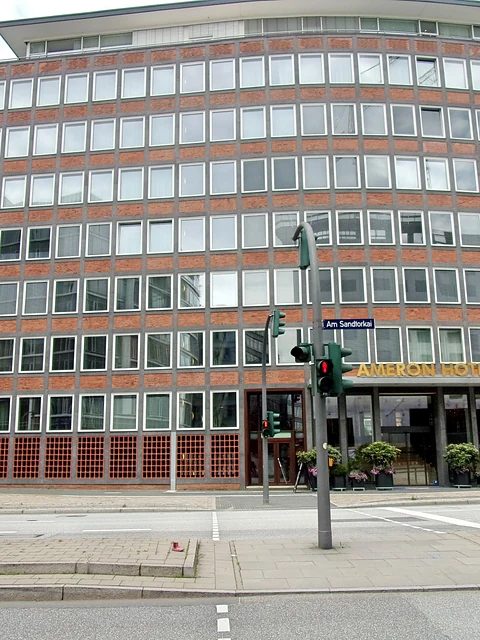 Fensterreihen der Hotelfassade am Sandtorkai von unten gesehen