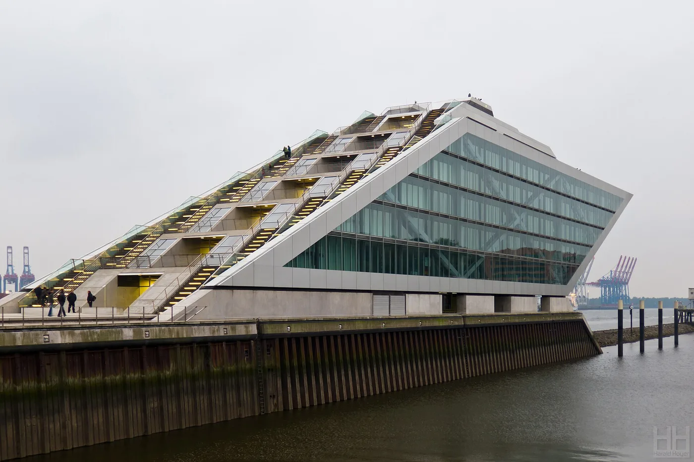 Das Dockland an der Elbe mit begehbarer Außentreppe und Hafenkränen
