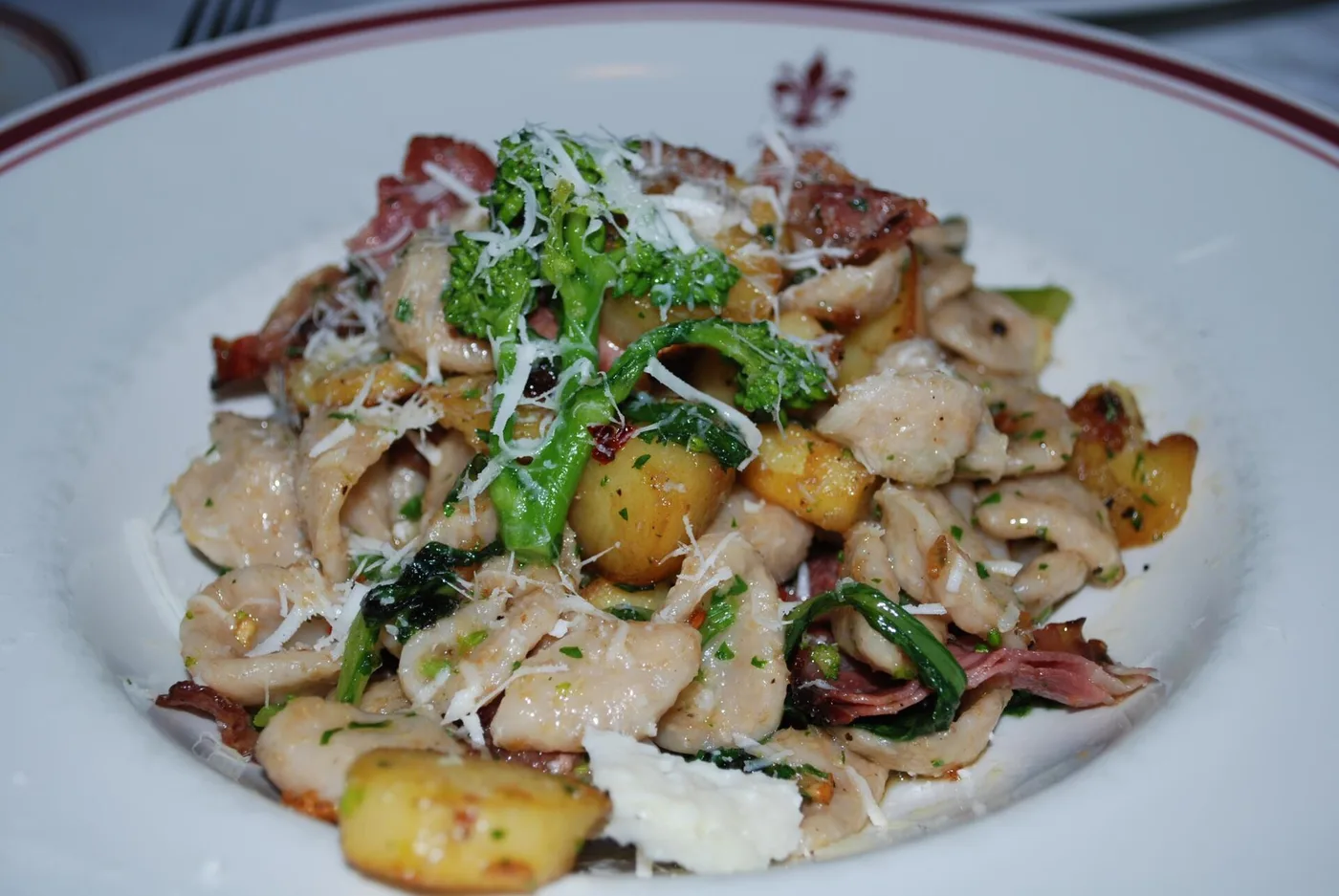 Orecchiette mit Stängelkohl und Parmesan auf einem Teller