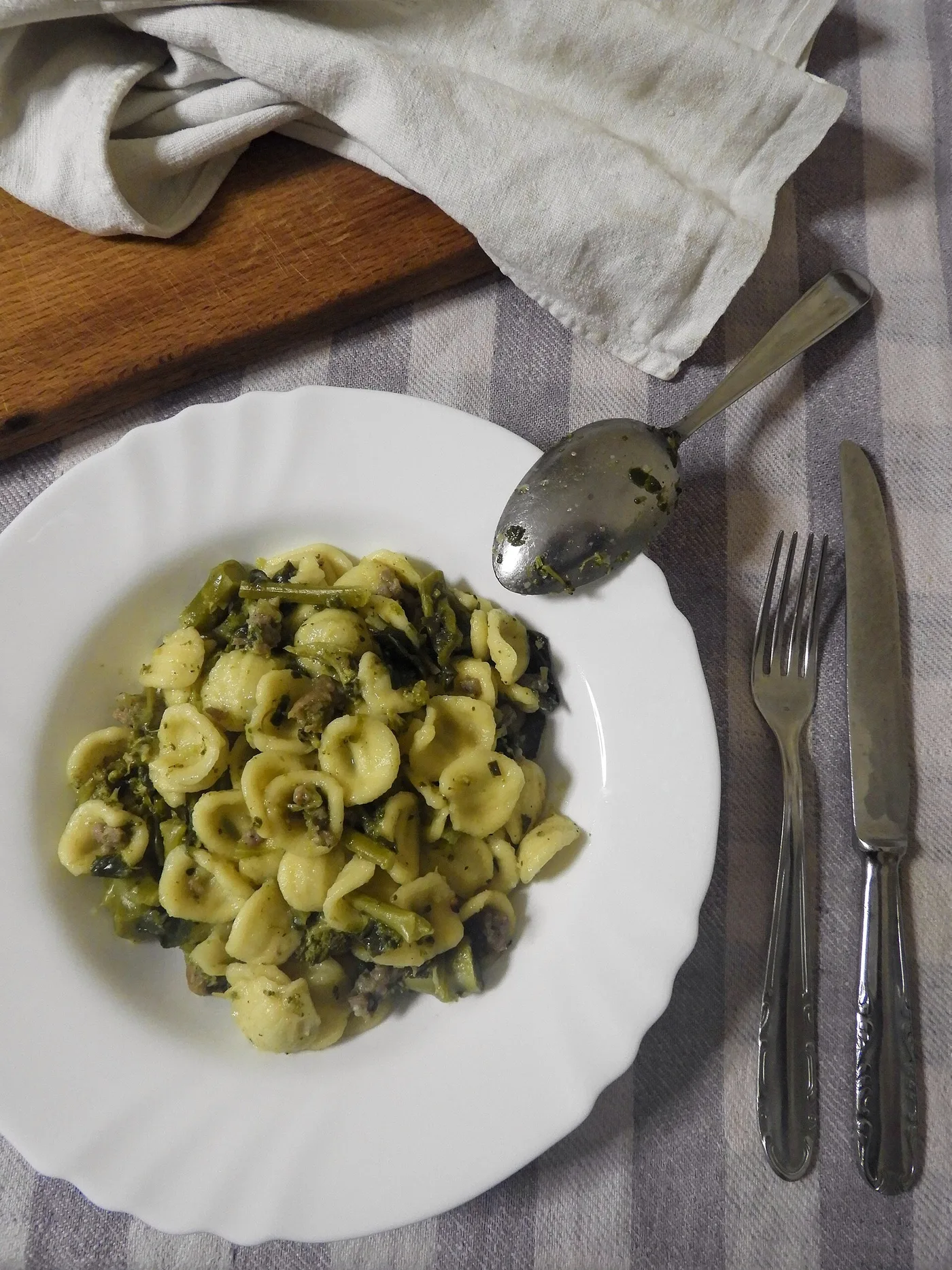 Orecchiette mit Brokkoli und Salsiccia auf weißem Teller von oben