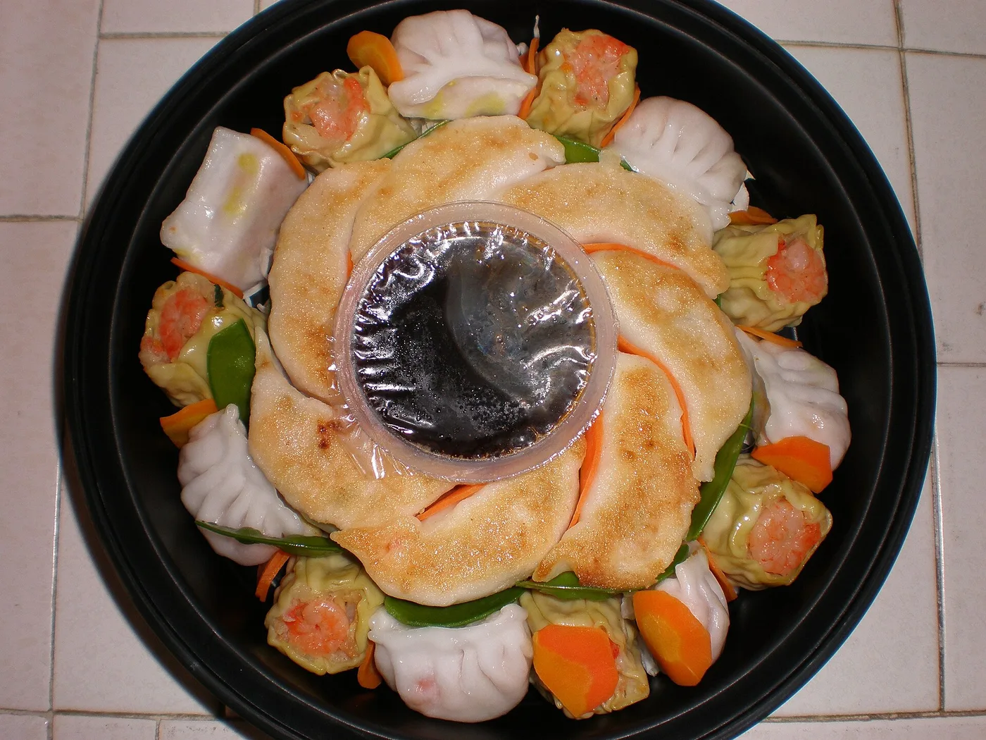 Platte mit verschiedenen Dim Sum, Teigtaschen und Gemüse