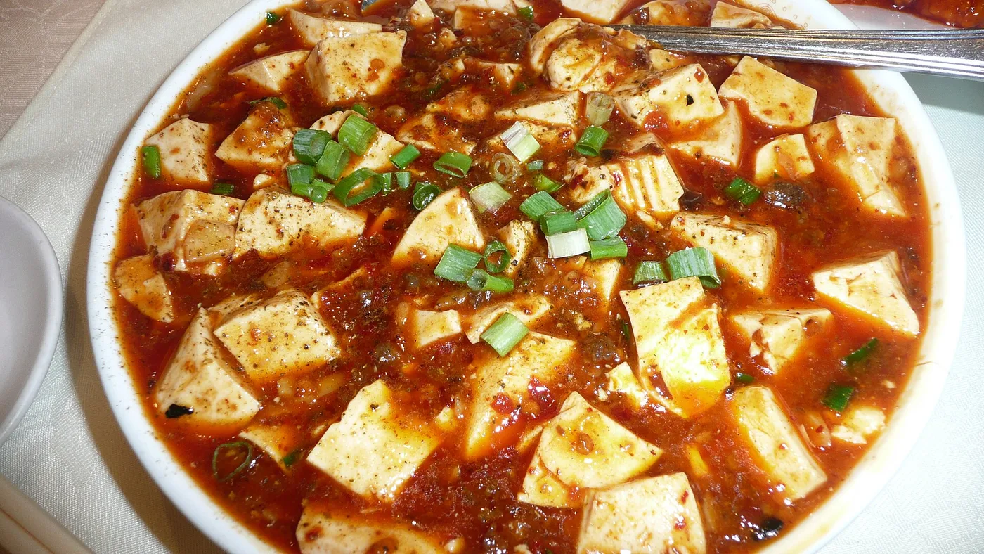 Mapo Doufu, Tofu in scharfer Sauce mit Frühlingszwiebeln