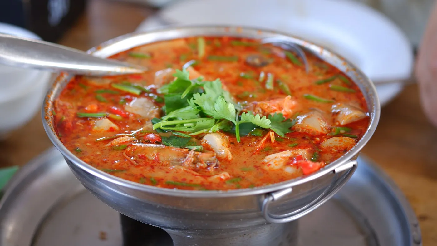 Tom Yam Gung mit Garnelen und Koriander in einem Metalltopf