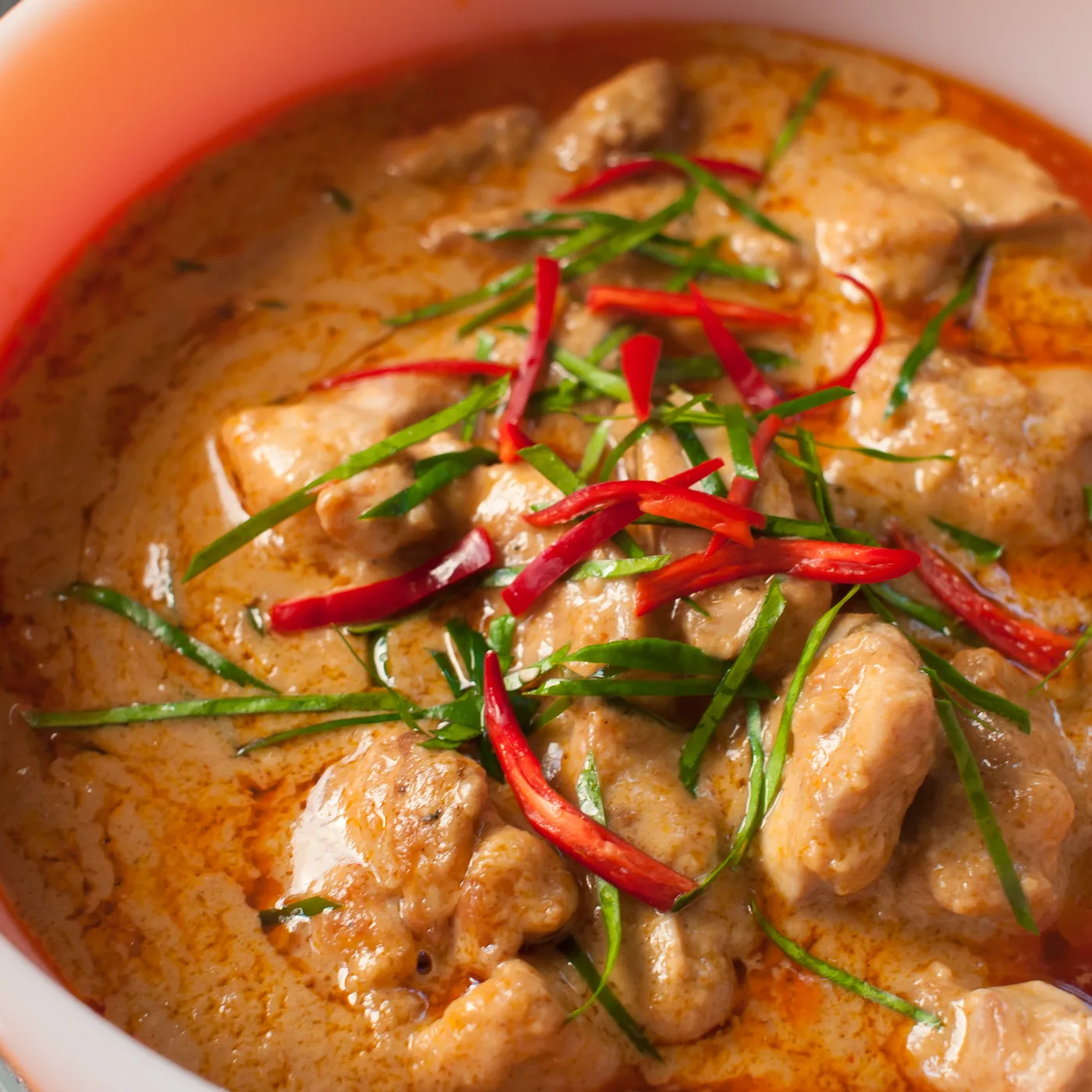 Panängcurry mit Huhn, roten Chilistreifen und Limettenblättern