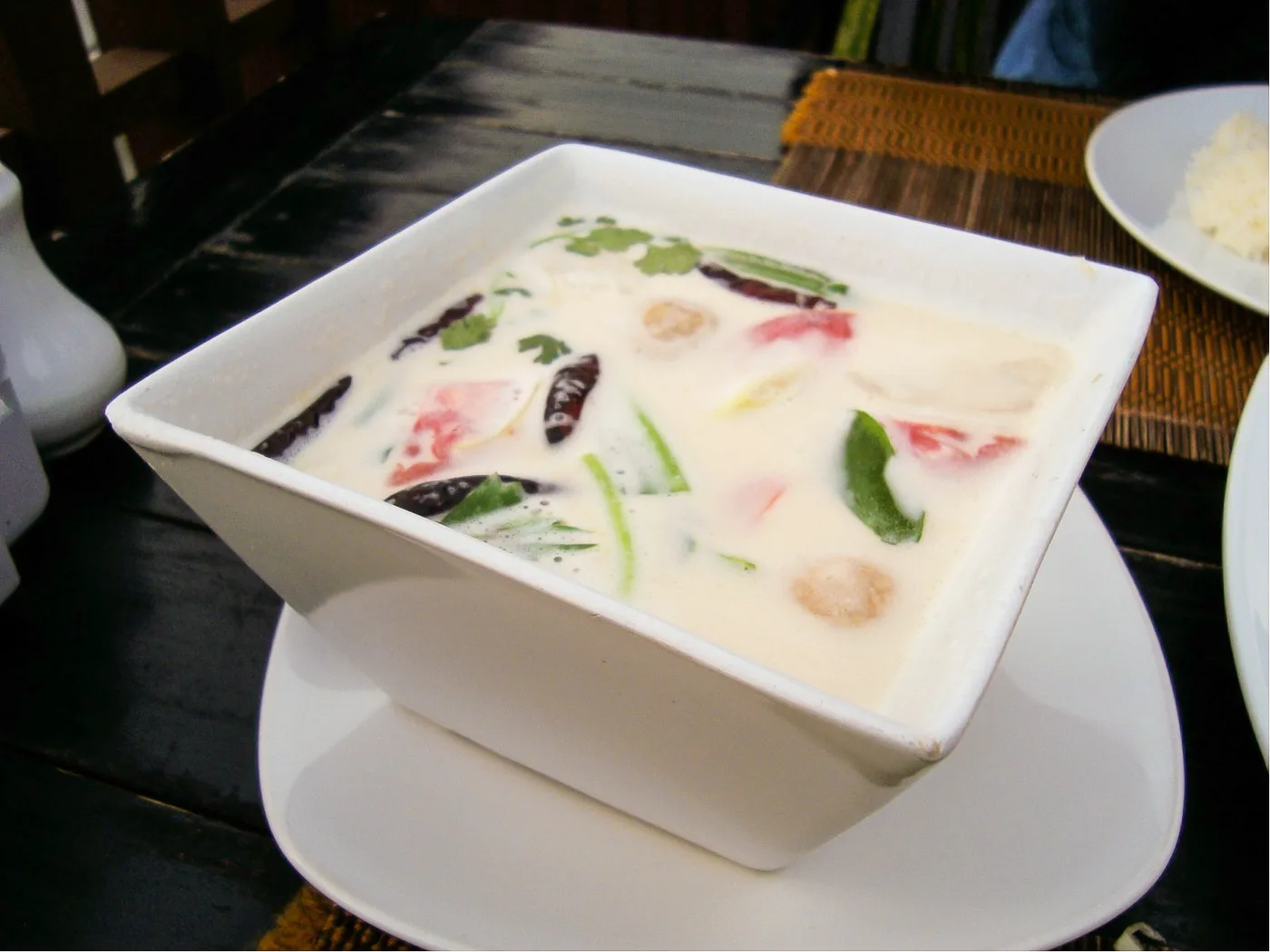 Tom Kha Kai, Kokosmilchsuppe mit Huhn und Chili in weißer Schale