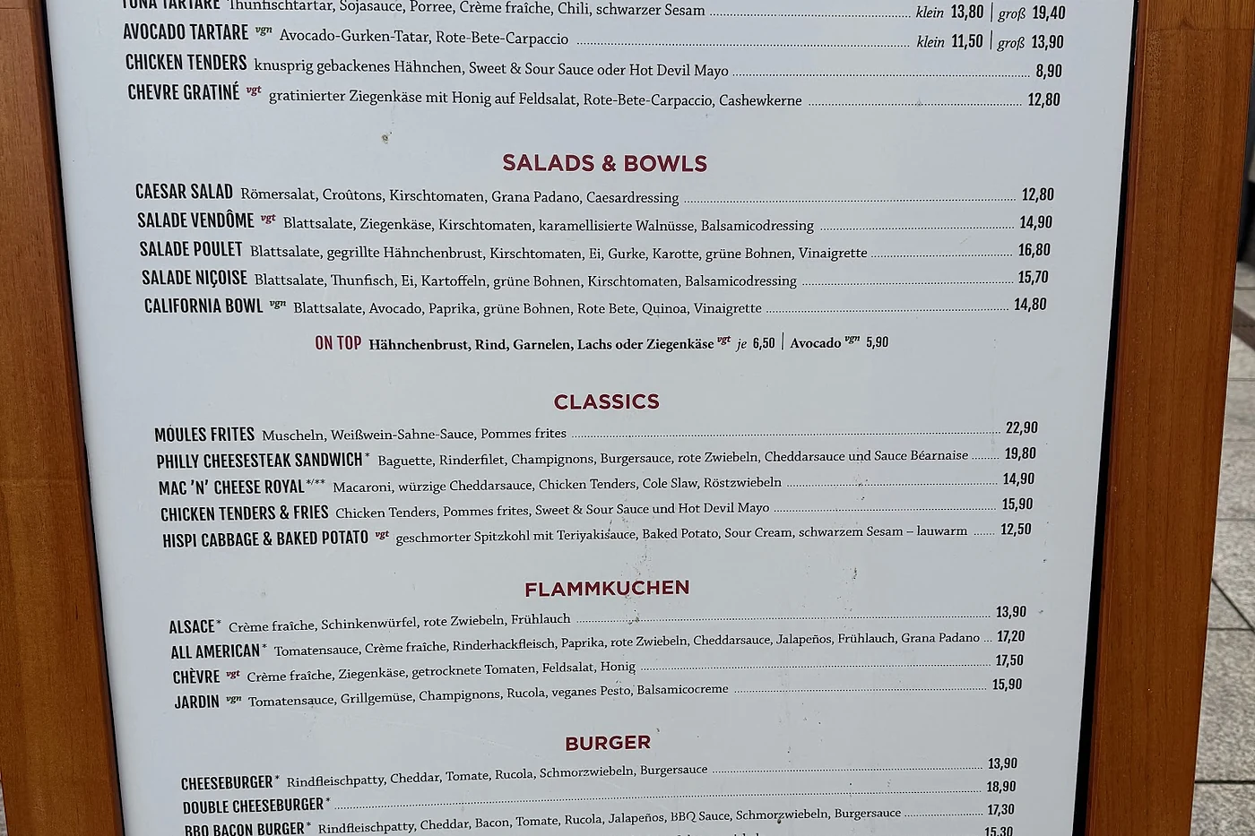 Speisekarte in einem Aufsteller vor dem Restaurant