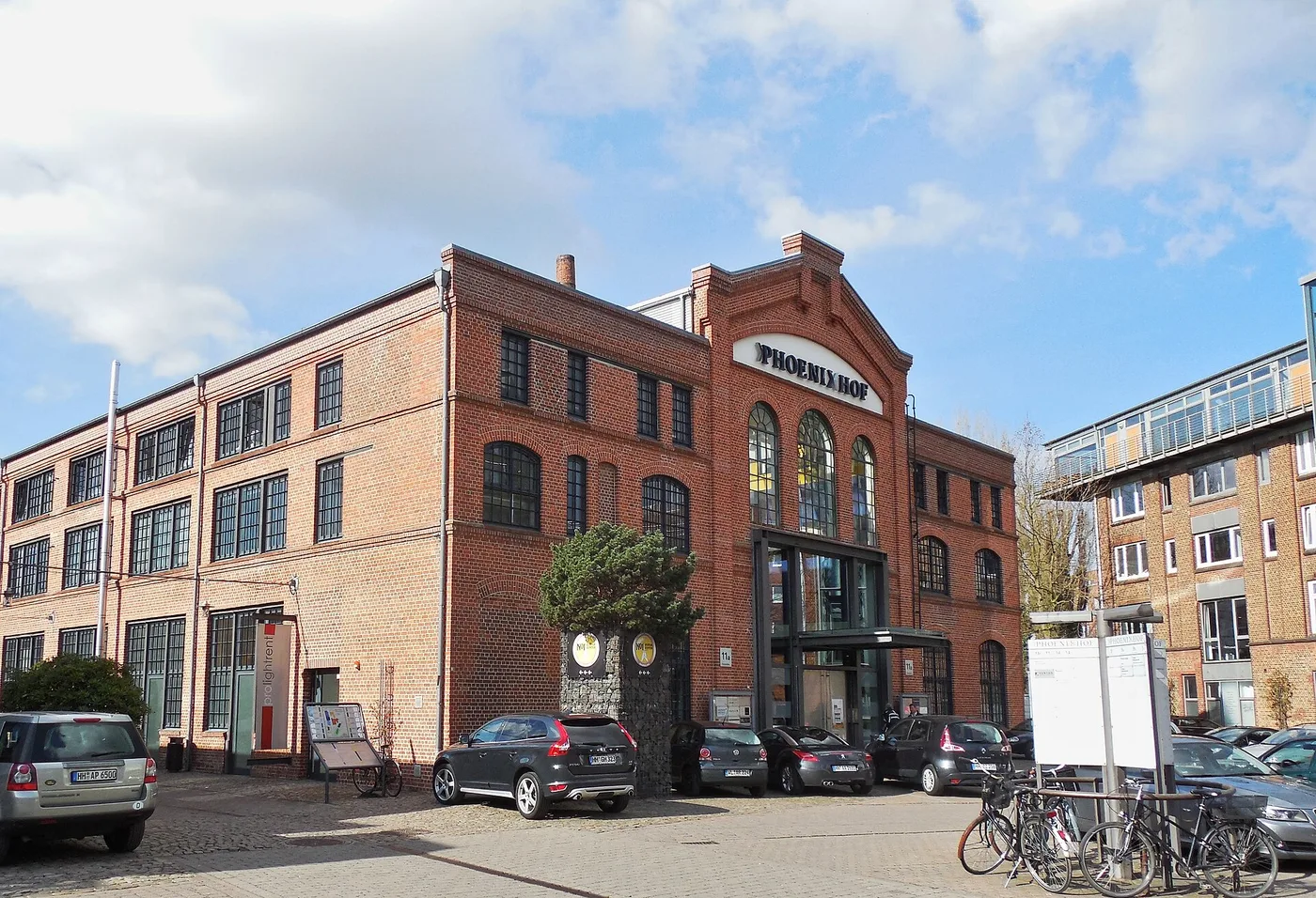 Backsteingebäude des Phönixhofs mit großem Schriftzug am Giebel