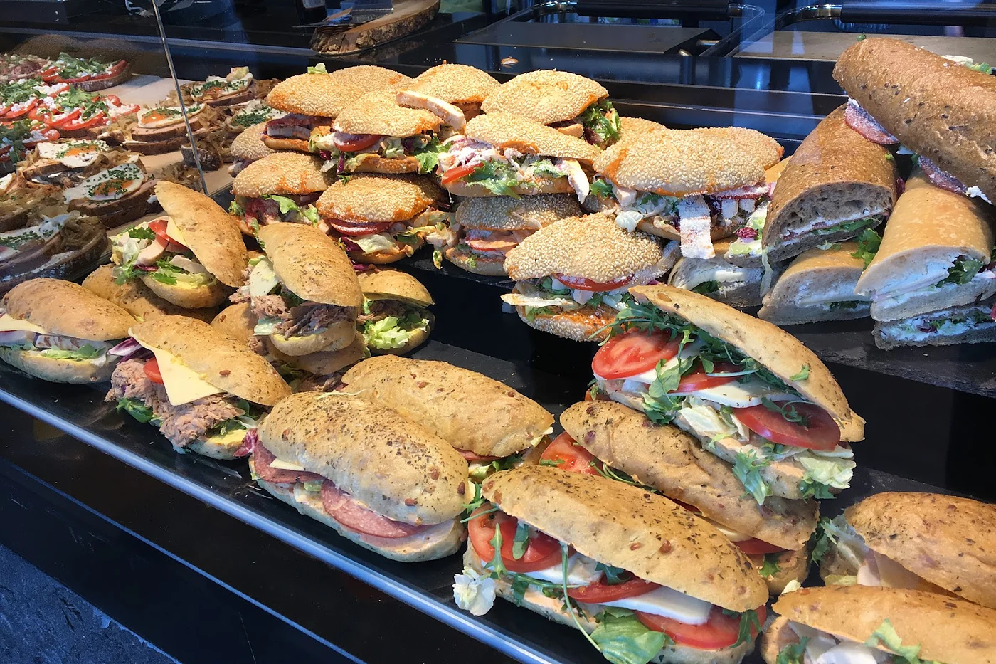 Sandwiches und belegte Brötchen in der Theke