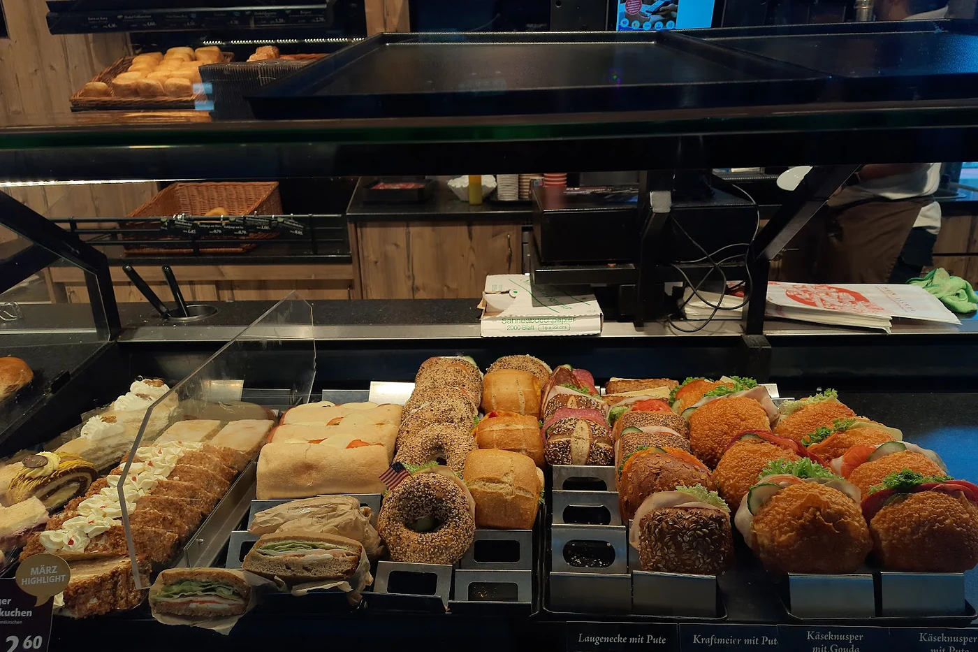 Theke mit Brot, Brötchen und Gebäck