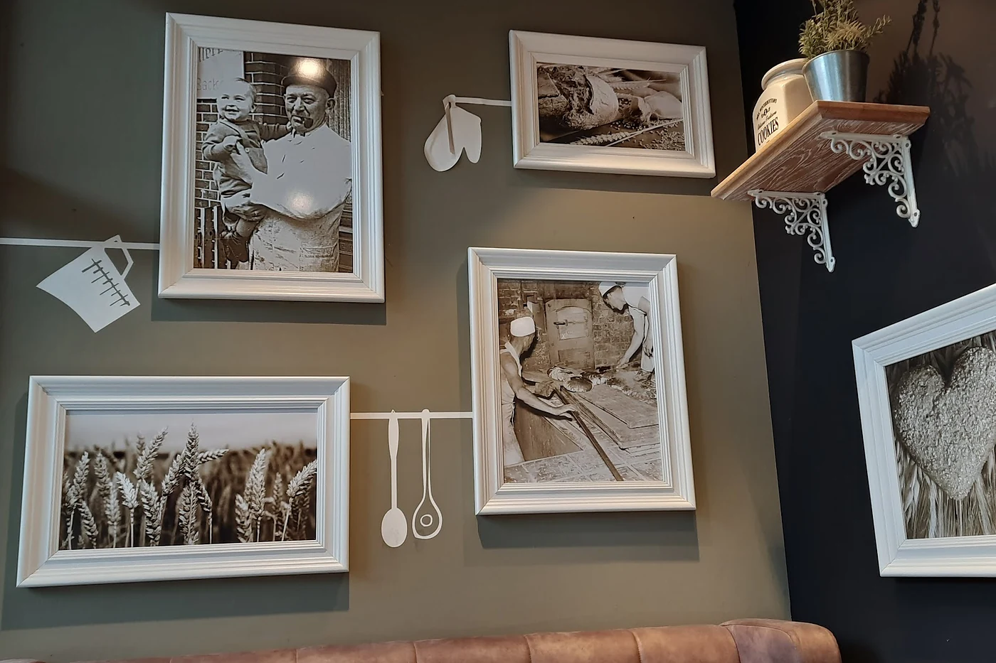 Sitzbereich mit Bildern an dunkler Wand
