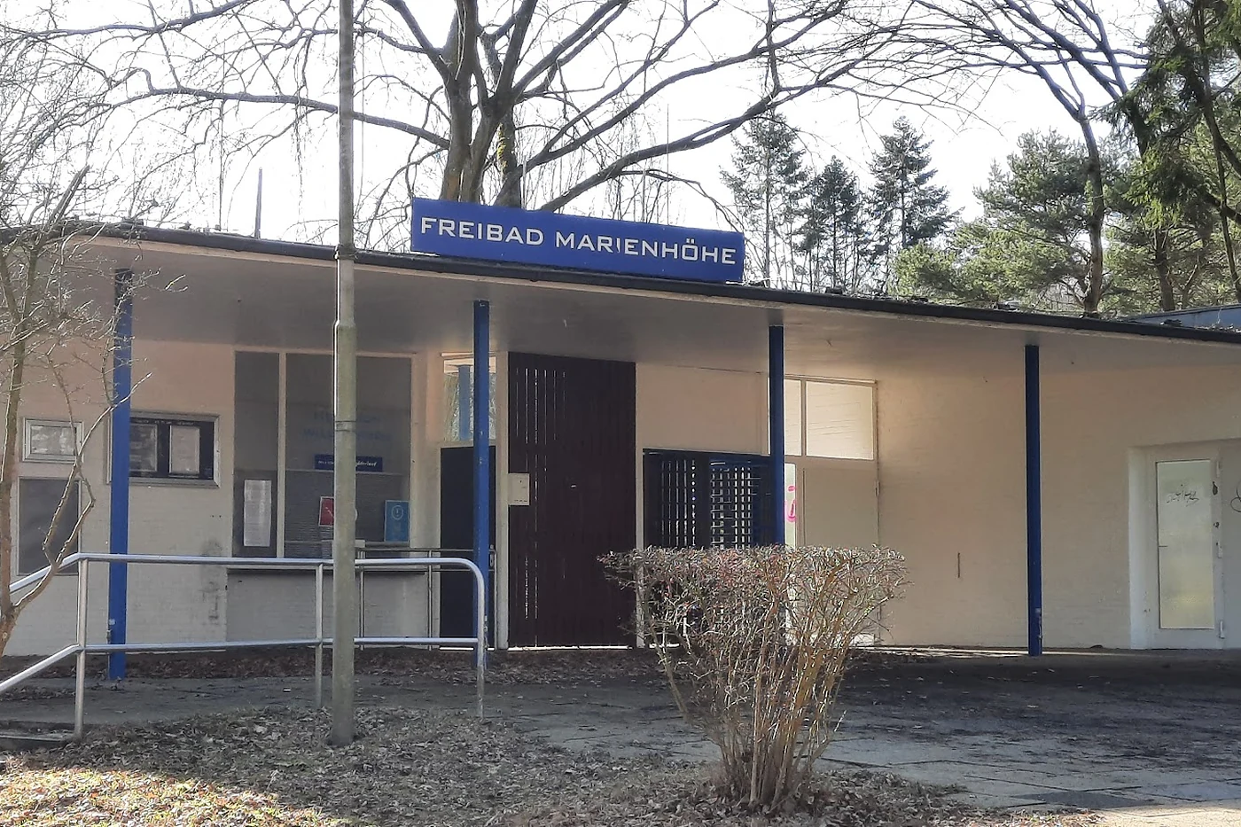 Flacher Eingangsbau mit dem Schriftzug Freibad Marienhöhe
